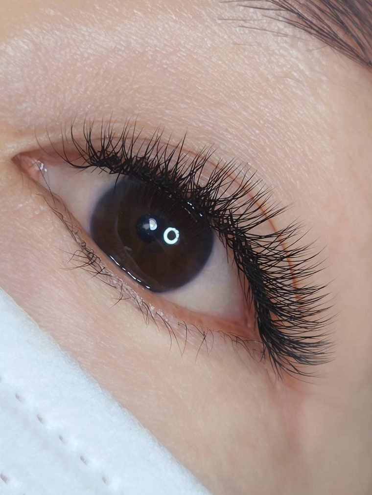 Volume 3D / 4D / 5D lash extensions by Léora Lash Studio