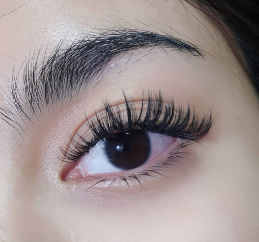 Wet Look lash extensions, client result 2 at Léora Lash Studio Bangkok